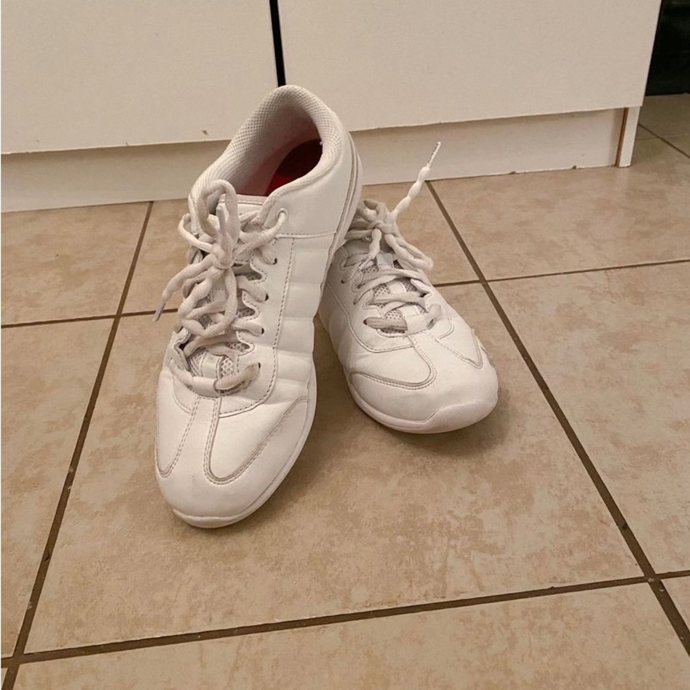 varsity brand cheer shoes : size 8